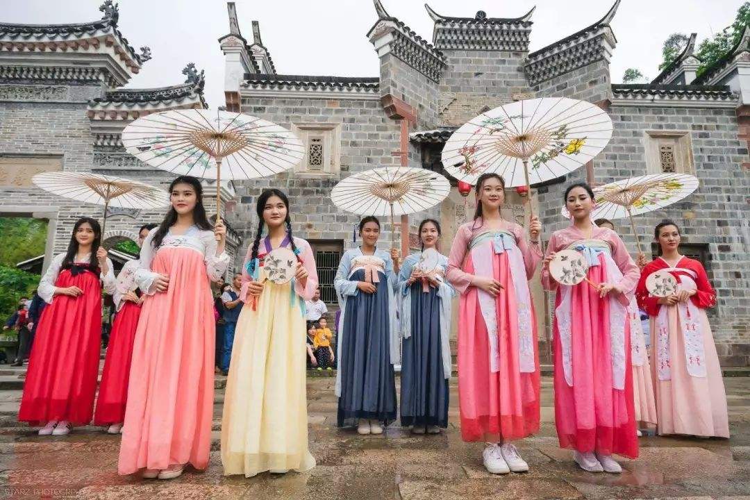 成都4萬年輕人開網(wǎng)店賣漢服_漢服怎么突然非?；鸨?？